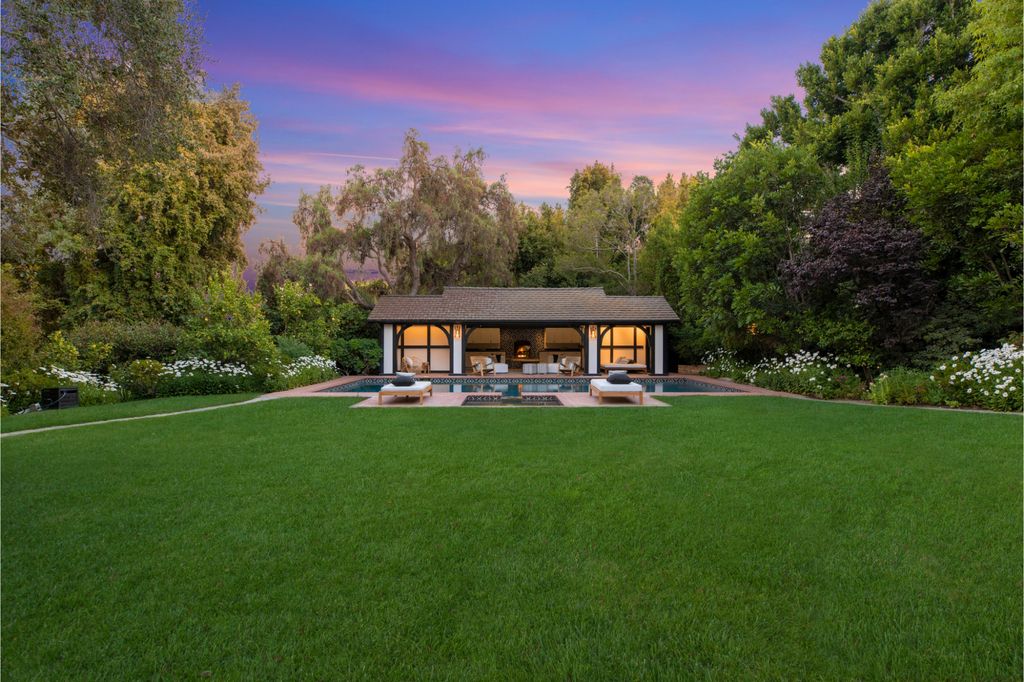 The Estate in Pacific Palisades, a newly renovated home on a double lot comprised of nearly 1.4 acres with park-like grounds that include an incredible pool and spa, cabana, guest house, expansive yard and tennis court is now available for sale. This home located at 1575 Capri Dr, Pacific Palisades, California