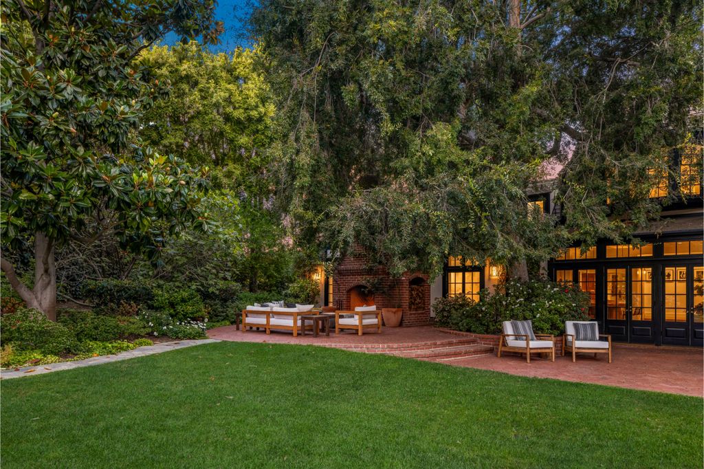 The Estate in Pacific Palisades, a newly renovated home on a double lot comprised of nearly 1.4 acres with park-like grounds that include an incredible pool and spa, cabana, guest house, expansive yard and tennis court is now available for sale. This home located at 1575 Capri Dr, Pacific Palisades, California