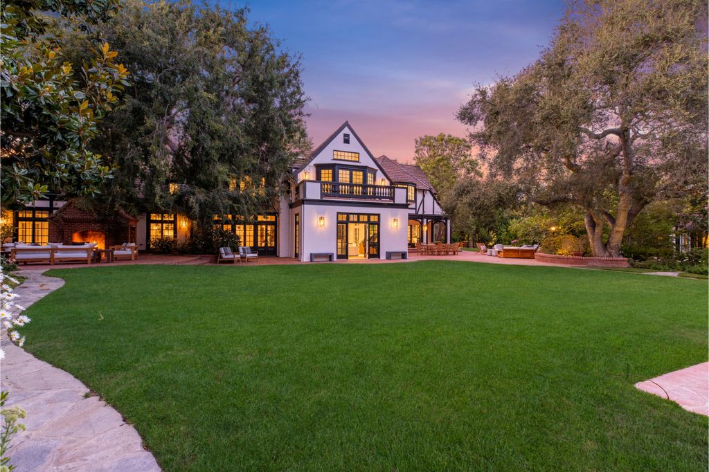 The Estate in Pacific Palisades, a newly renovated home on a double lot comprised of nearly 1.4 acres with park-like grounds that include an incredible pool and spa, cabana, guest house, expansive yard and tennis court is now available for sale. This home located at 1575 Capri Dr, Pacific Palisades, California