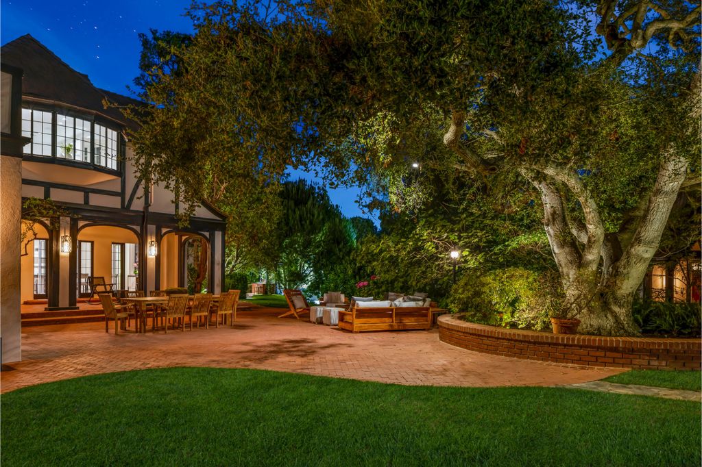 The Estate in Pacific Palisades, a newly renovated home on a double lot comprised of nearly 1.4 acres with park-like grounds that include an incredible pool and spa, cabana, guest house, expansive yard and tennis court is now available for sale. This home located at 1575 Capri Dr, Pacific Palisades, California