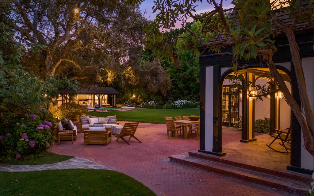 The Estate in Pacific Palisades, a newly renovated home on a double lot comprised of nearly 1.4 acres with park-like grounds that include an incredible pool and spa, cabana, guest house, expansive yard and tennis court is now available for sale. This home located at 1575 Capri Dr, Pacific Palisades, California