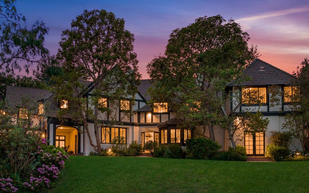 The Estate in Pacific Palisades, a newly renovated home on a double lot comprised of nearly 1.4 acres with park-like grounds that include an incredible pool and spa, cabana, guest house, expansive yard and tennis court is now available for sale. This home located at 1575 Capri Dr, Pacific Palisades, California