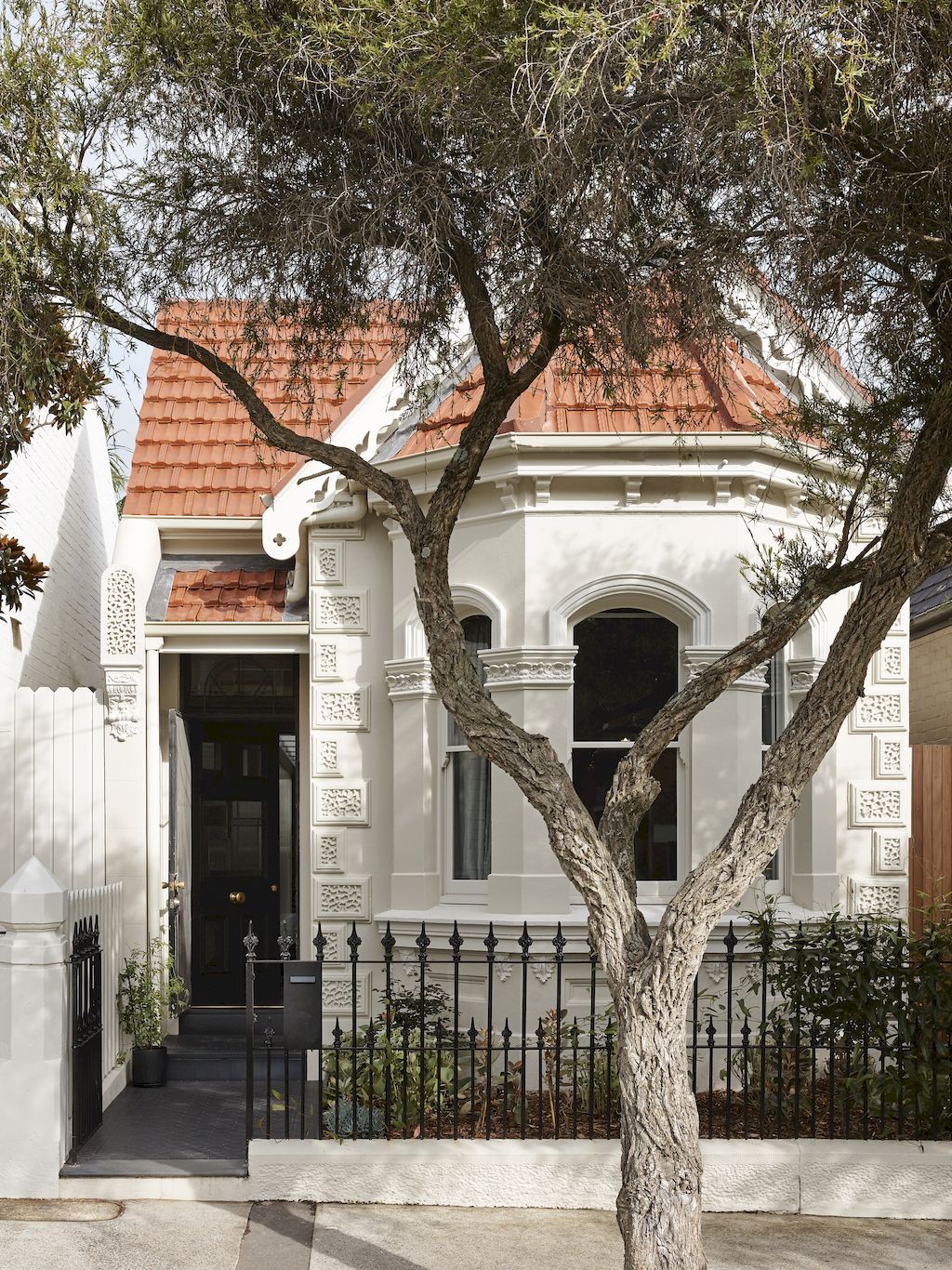 Birch Tree House an impressive single story frontage by HE Architects 2 1