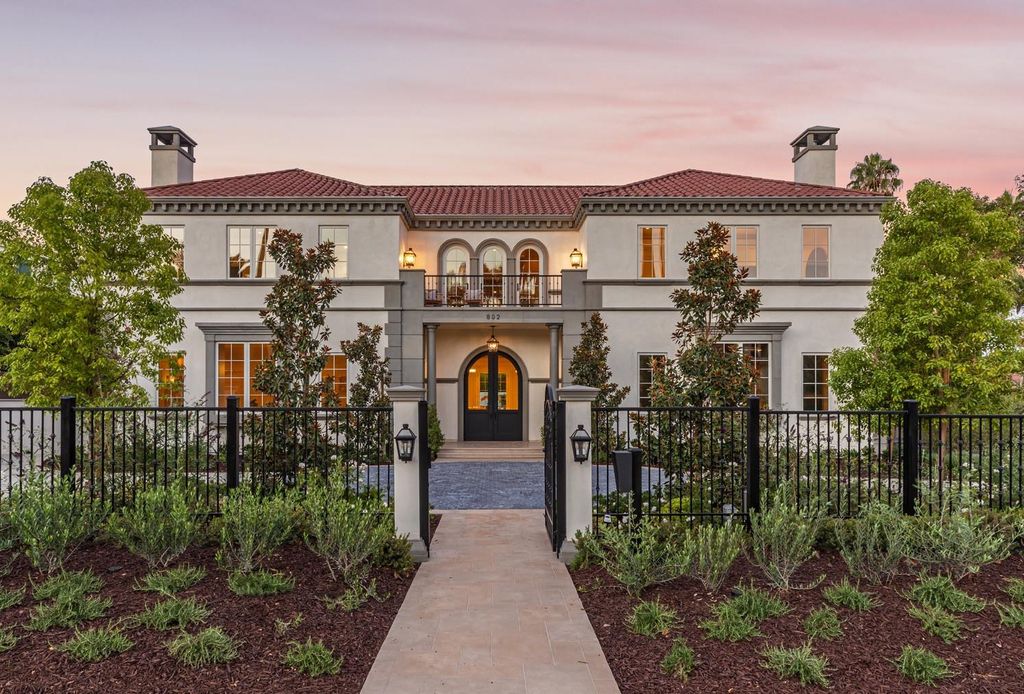 The Estate in Beverly Hills, a brand new architectural triumph combines classic opulence and the modern feel of today with its exquisite features and luxurious quality finishes is now available for sale. This home located at 802 Foothill Rd, Beverly Hills, California