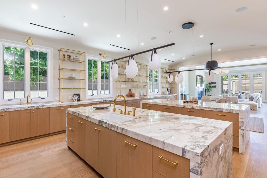 The Estate in Beverly Hills, a brand new architectural triumph combines classic opulence and the modern feel of today with its exquisite features and luxurious quality finishes is now available for sale. This home located at 802 Foothill Rd, Beverly Hills, California