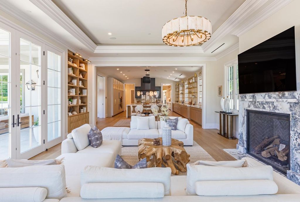 The Estate in Beverly Hills, a brand new architectural triumph combines classic opulence and the modern feel of today with its exquisite features and luxurious quality finishes is now available for sale. This home located at 802 Foothill Rd, Beverly Hills, California