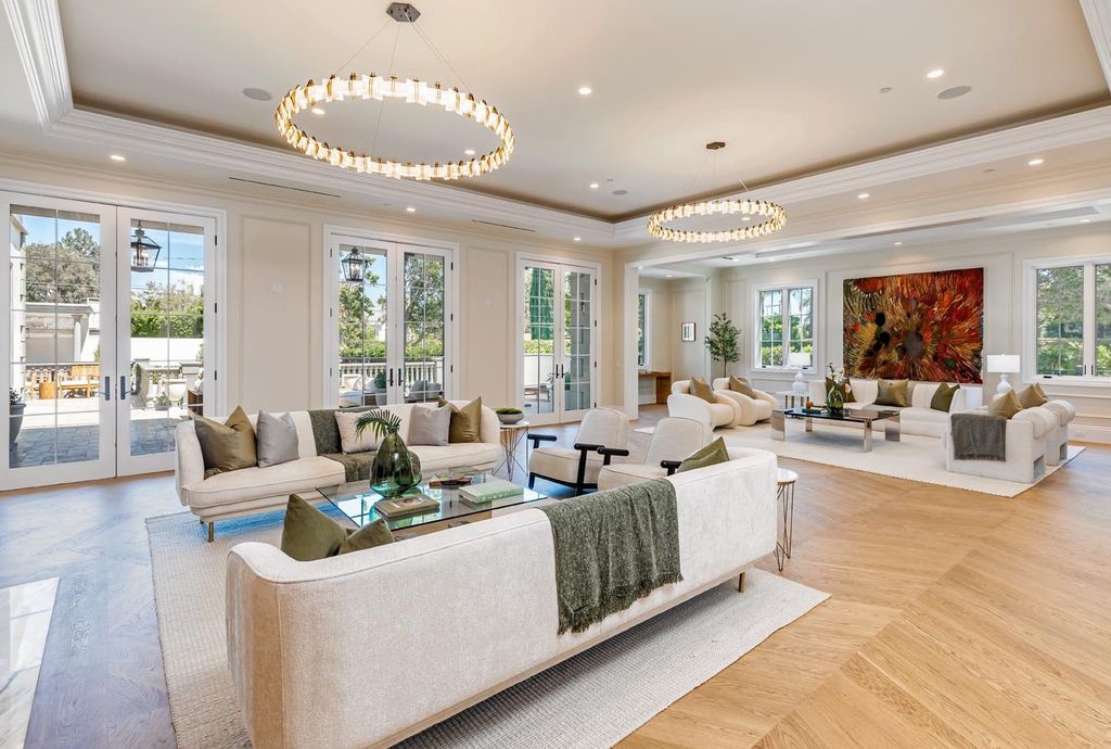 The Estate in Beverly Hills, a brand new architectural triumph combines classic opulence and the modern feel of today with its exquisite features and luxurious quality finishes is now available for sale. This home located at 802 Foothill Rd, Beverly Hills, California