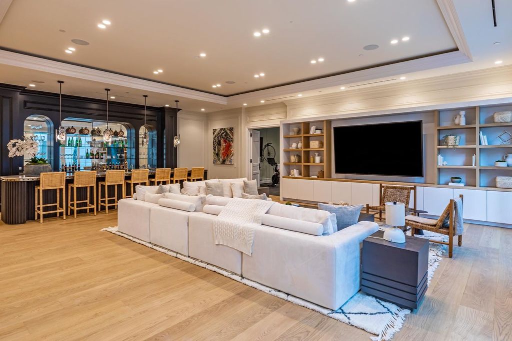The Estate in Beverly Hills, a brand new architectural triumph combines classic opulence and the modern feel of today with its exquisite features and luxurious quality finishes is now available for sale. This home located at 802 Foothill Rd, Beverly Hills, California