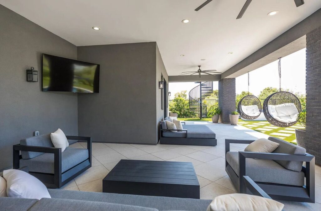 The Home in Scottsdale, a thoughtfully designed modern masterpiece offers pure luxury and the exquisite views of the Sunset through the Mountains is now available for sale. This home located at 23416 N 84th St, Scottsdale, Arizona