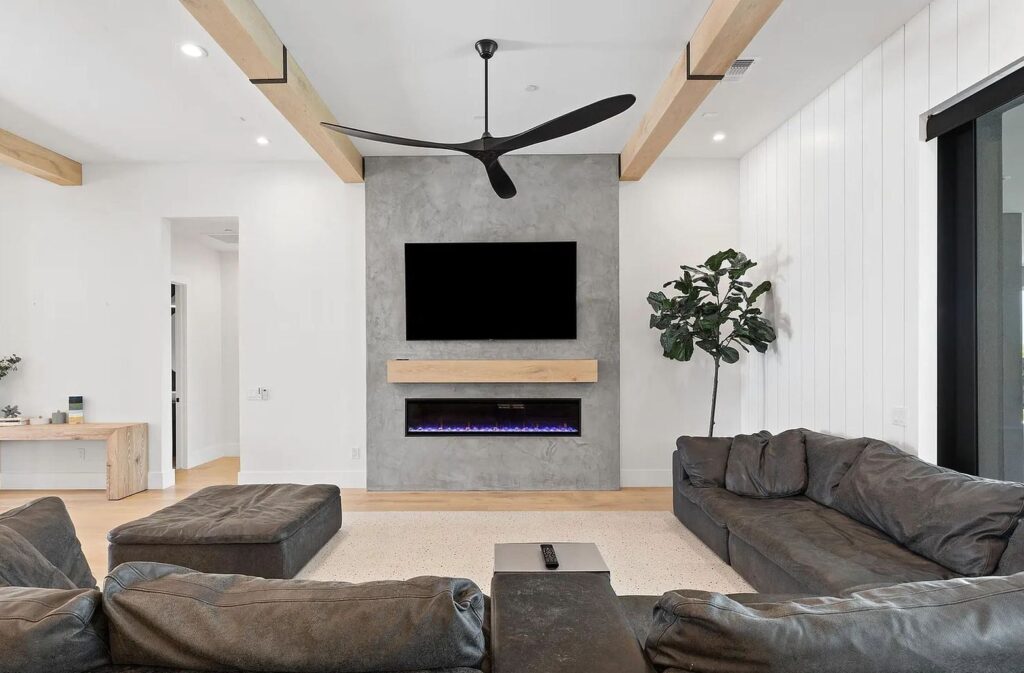 The Home in Scottsdale, a thoughtfully designed modern masterpiece offers pure luxury and the exquisite views of the Sunset through the Mountains is now available for sale. This home located at 23416 N 84th St, Scottsdale, Arizona