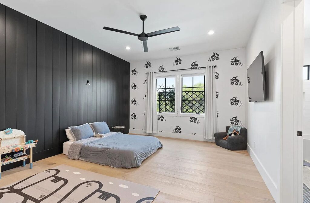 The Home in Scottsdale, a thoughtfully designed modern masterpiece offers pure luxury and the exquisite views of the Sunset through the Mountains is now available for sale. This home located at 23416 N 84th St, Scottsdale, Arizona