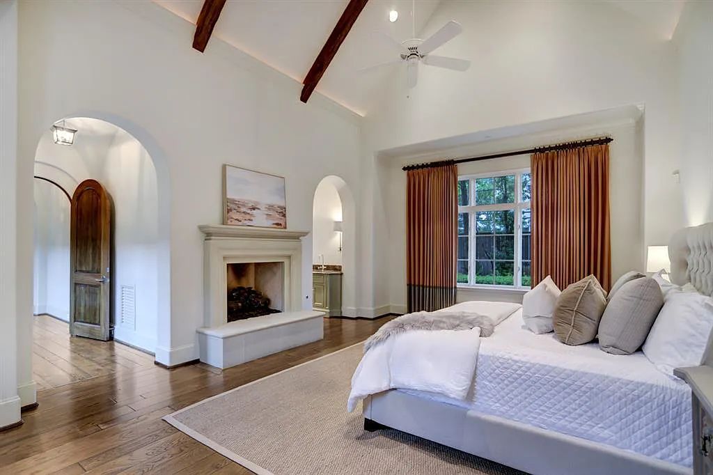 The Estate in Houston, a breathtaking home has loads of curb appeal with meticulously maintained grounds, elegant sconces, and stunning red brick, captivating backyard perfect for entertaining is now available for sale. This home located at 11320 Green Vale Dr, Houston, Texas