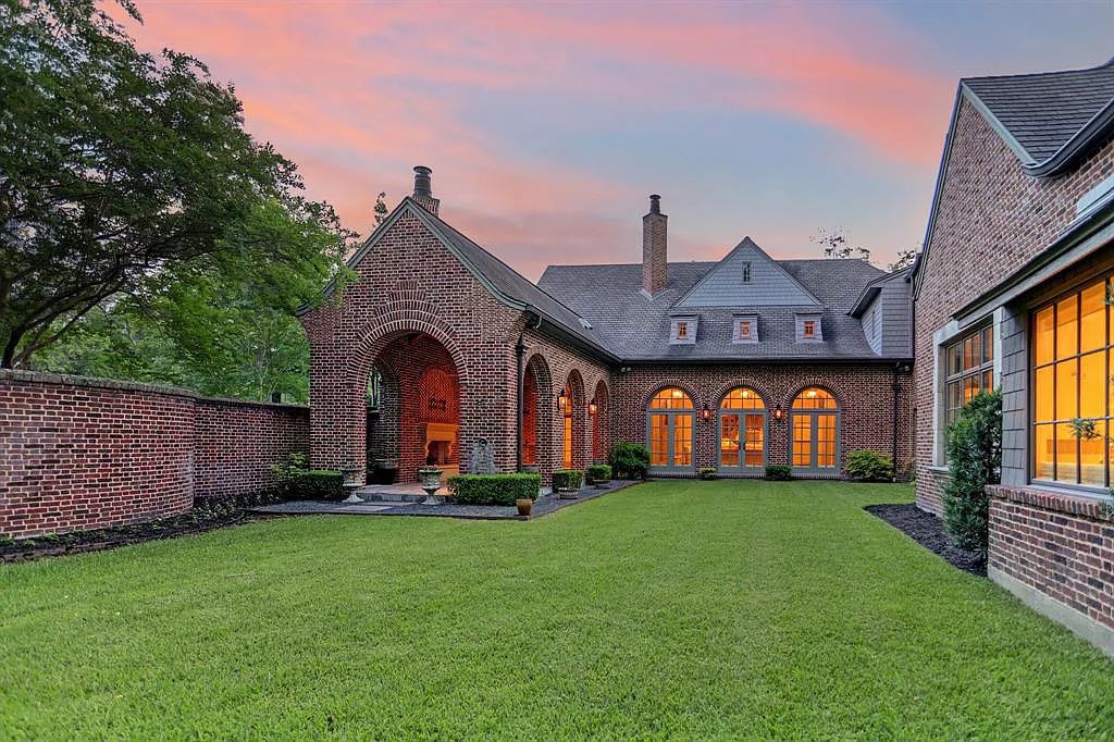 The Estate in Houston, a breathtaking home has loads of curb appeal with meticulously maintained grounds, elegant sconces, and stunning red brick, captivating backyard perfect for entertaining is now available for sale. This home located at 11320 Green Vale Dr, Houston, Texas