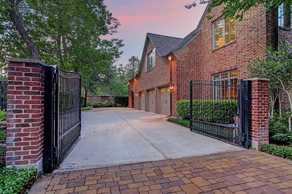 The Estate in Houston, a breathtaking home has loads of curb appeal with meticulously maintained grounds, elegant sconces, and stunning red brick, captivating backyard perfect for entertaining is now available for sale. This home located at 11320 Green Vale Dr, Houston, Texas