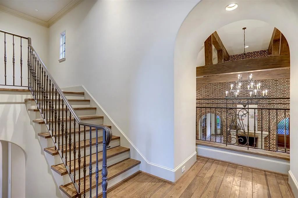 The Estate in Houston, a breathtaking home has loads of curb appeal with meticulously maintained grounds, elegant sconces, and stunning red brick, captivating backyard perfect for entertaining is now available for sale. This home located at 11320 Green Vale Dr, Houston, Texas