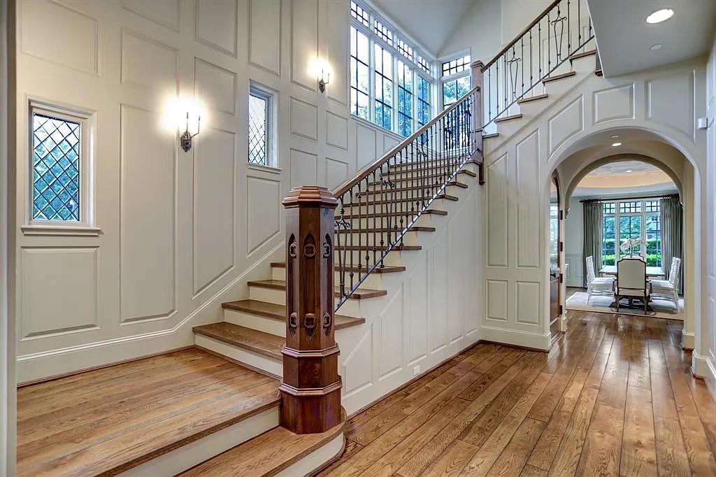 The Estate in Houston, a breathtaking home has loads of curb appeal with meticulously maintained grounds, elegant sconces, and stunning red brick, captivating backyard perfect for entertaining is now available for sale. This home located at 11320 Green Vale Dr, Houston, Texas
