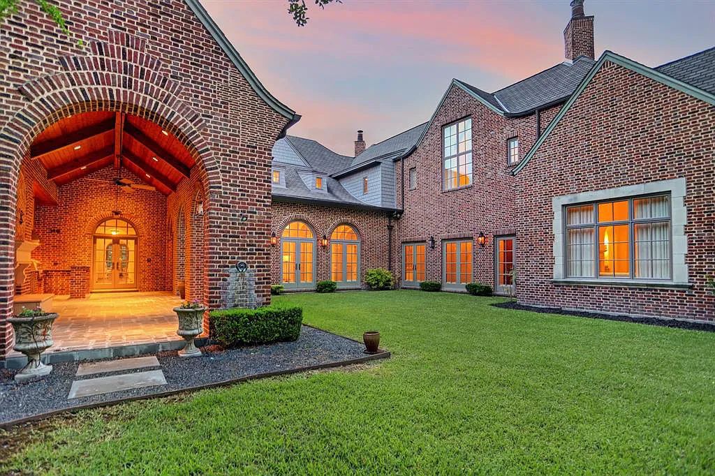 The Estate in Houston, a breathtaking home has loads of curb appeal with meticulously maintained grounds, elegant sconces, and stunning red brick, captivating backyard perfect for entertaining is now available for sale. This home located at 11320 Green Vale Dr, Houston, Texas
