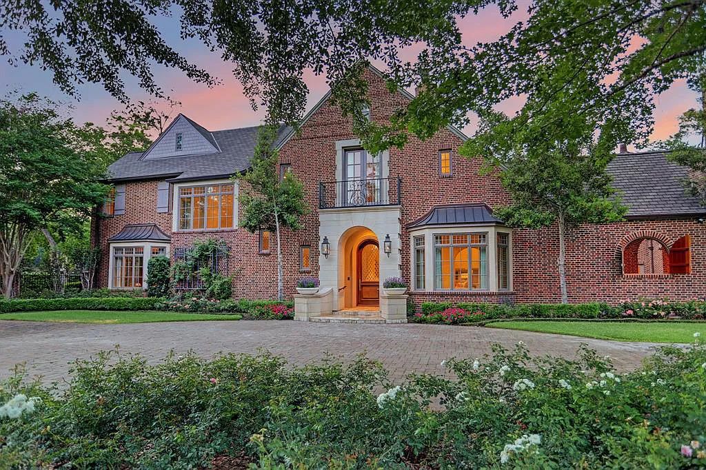 The Estate in Houston, a breathtaking home has loads of curb appeal with meticulously maintained grounds, elegant sconces, and stunning red brick, captivating backyard perfect for entertaining is now available for sale. This home located at 11320 Green Vale Dr, Houston, Texas