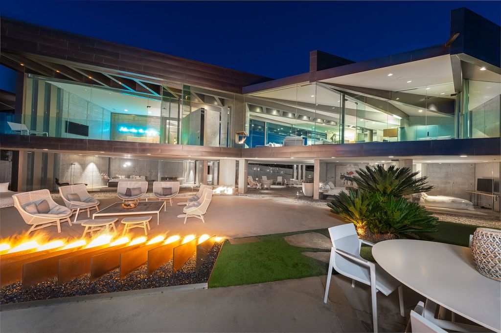 The Crescent House in Encinitas, a trophy property perched on a promontory with explosive panoramic ocean views boasting an ideal combination of the ultimate luxury living with impeccable paramount location quality is now available for sale. This home located at 532 Neptune Ave, Encinitas, California