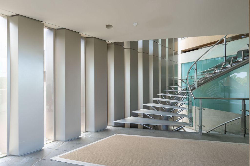 The Crescent House in Encinitas, a trophy property perched on a promontory with explosive panoramic ocean views boasting an ideal combination of the ultimate luxury living with impeccable paramount location quality is now available for sale. This home located at 532 Neptune Ave, Encinitas, California