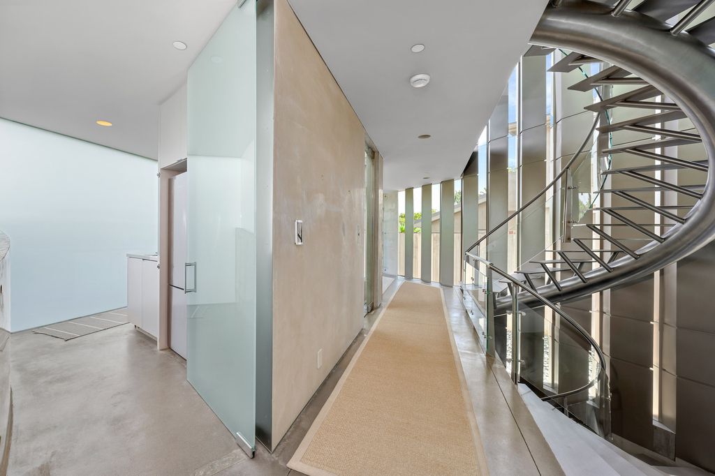 The Crescent House in Encinitas, a trophy property perched on a promontory with explosive panoramic ocean views boasting an ideal combination of the ultimate luxury living with impeccable paramount location quality is now available for sale. This home located at 532 Neptune Ave, Encinitas, California