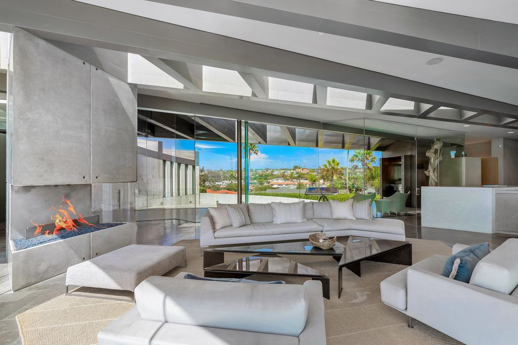 The Crescent House in Encinitas, a trophy property perched on a promontory with explosive panoramic ocean views boasting an ideal combination of the ultimate luxury living with impeccable paramount location quality is now available for sale. This home located at 532 Neptune Ave, Encinitas, California