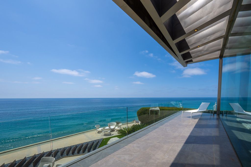 The Crescent House in Encinitas, a trophy property perched on a promontory with explosive panoramic ocean views boasting an ideal combination of the ultimate luxury living with impeccable paramount location quality is now available for sale. This home located at 532 Neptune Ave, Encinitas, California