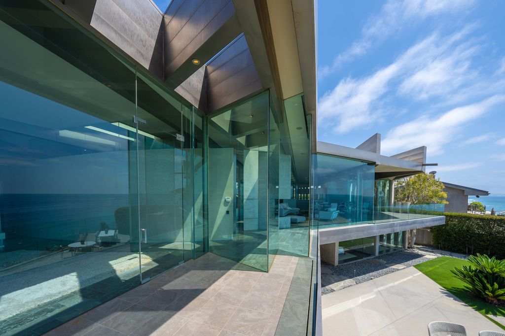 The Crescent House in Encinitas, a trophy property perched on a promontory with explosive panoramic ocean views boasting an ideal combination of the ultimate luxury living with impeccable paramount location quality is now available for sale. This home located at 532 Neptune Ave, Encinitas, California