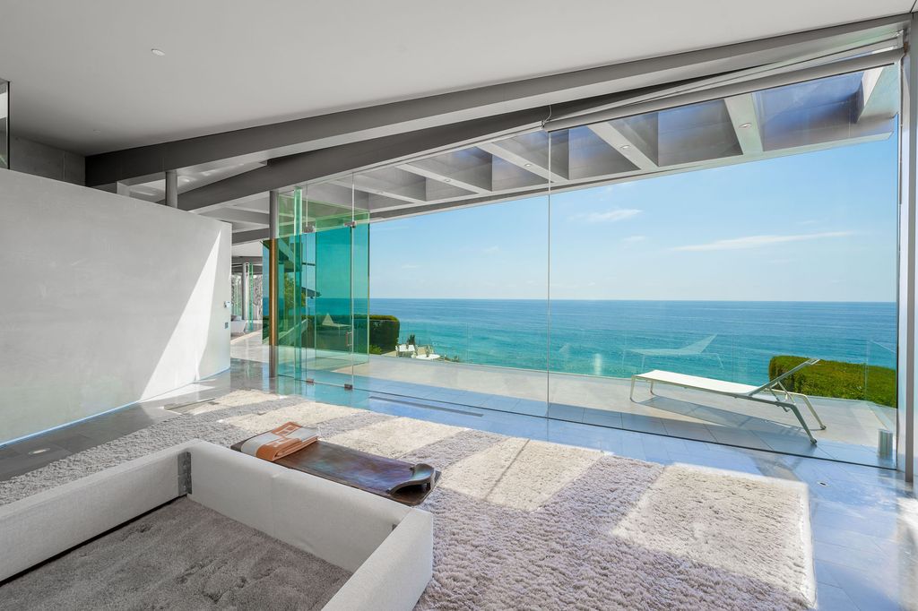 The Crescent House in Encinitas, a trophy property perched on a promontory with explosive panoramic ocean views boasting an ideal combination of the ultimate luxury living with impeccable paramount location quality is now available for sale. This home located at 532 Neptune Ave, Encinitas, California