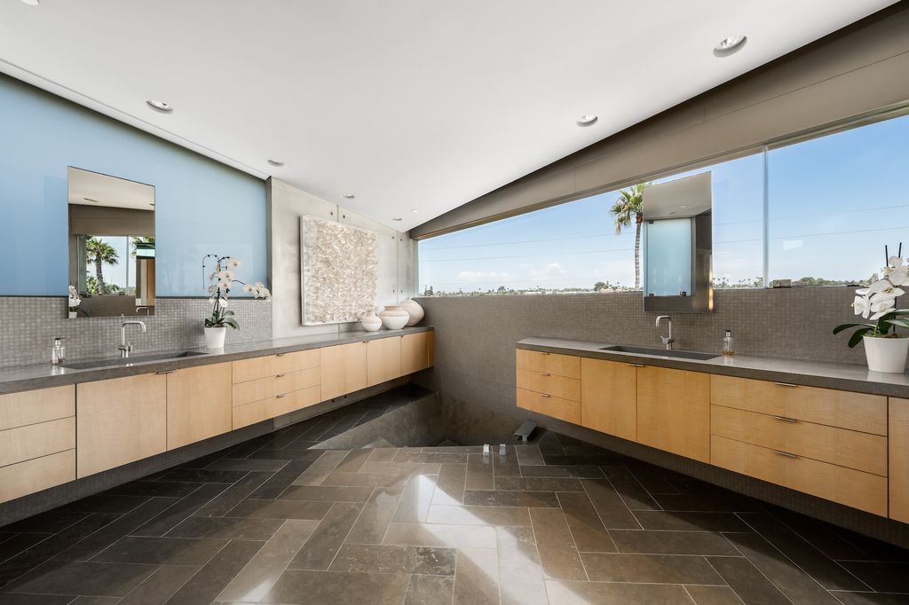 The Crescent House in Encinitas, a trophy property perched on a promontory with explosive panoramic ocean views boasting an ideal combination of the ultimate luxury living with impeccable paramount location quality is now available for sale. This home located at 532 Neptune Ave, Encinitas, California