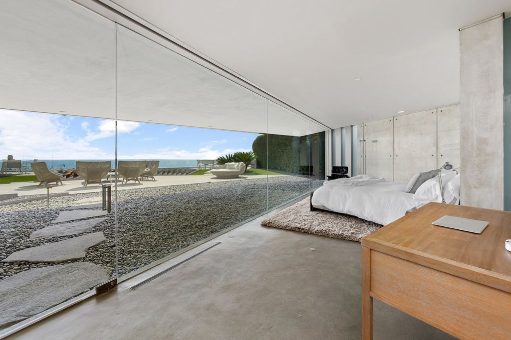 The Crescent House in Encinitas, a trophy property perched on a promontory with explosive panoramic ocean views boasting an ideal combination of the ultimate luxury living with impeccable paramount location quality is now available for sale. This home located at 532 Neptune Ave, Encinitas, California