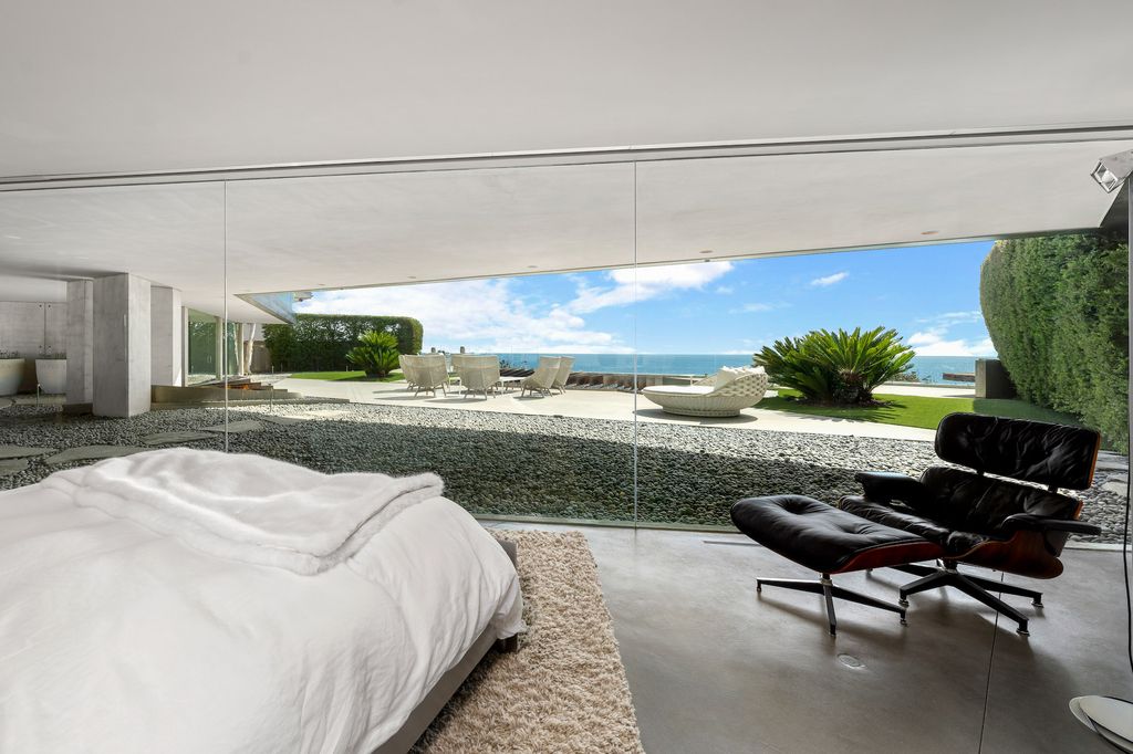 The Crescent House in Encinitas, a trophy property perched on a promontory with explosive panoramic ocean views boasting an ideal combination of the ultimate luxury living with impeccable paramount location quality is now available for sale. This home located at 532 Neptune Ave, Encinitas, California
