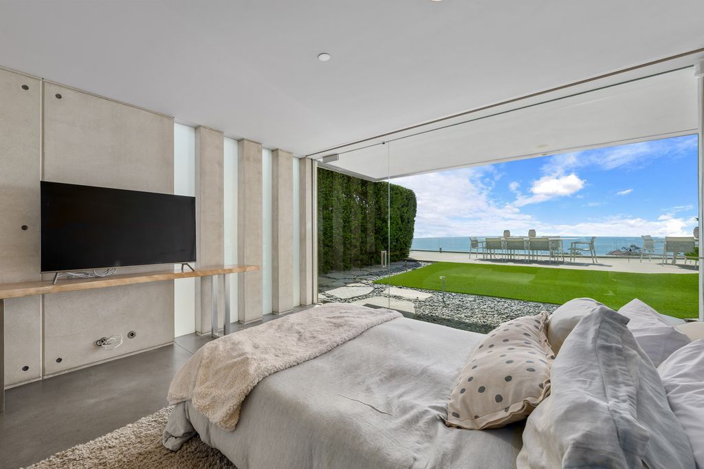 The Crescent House in Encinitas, a trophy property perched on a promontory with explosive panoramic ocean views boasting an ideal combination of the ultimate luxury living with impeccable paramount location quality is now available for sale. This home located at 532 Neptune Ave, Encinitas, California
