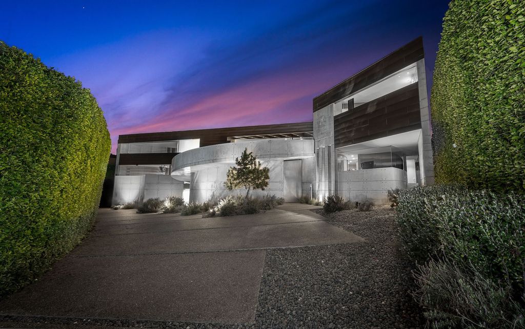 The Crescent House in Encinitas, a trophy property perched on a promontory with explosive panoramic ocean views boasting an ideal combination of the ultimate luxury living with impeccable paramount location quality is now available for sale. This home located at 532 Neptune Ave, Encinitas, California