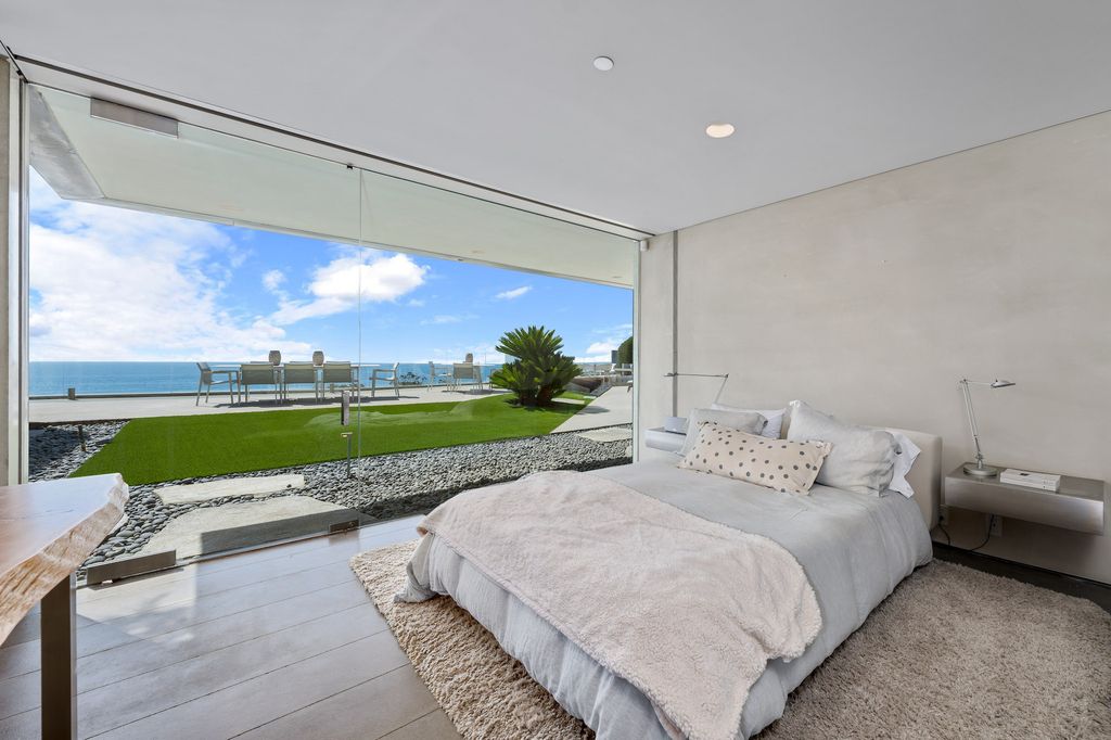 The Crescent House in Encinitas, a trophy property perched on a promontory with explosive panoramic ocean views boasting an ideal combination of the ultimate luxury living with impeccable paramount location quality is now available for sale. This home located at 532 Neptune Ave, Encinitas, California