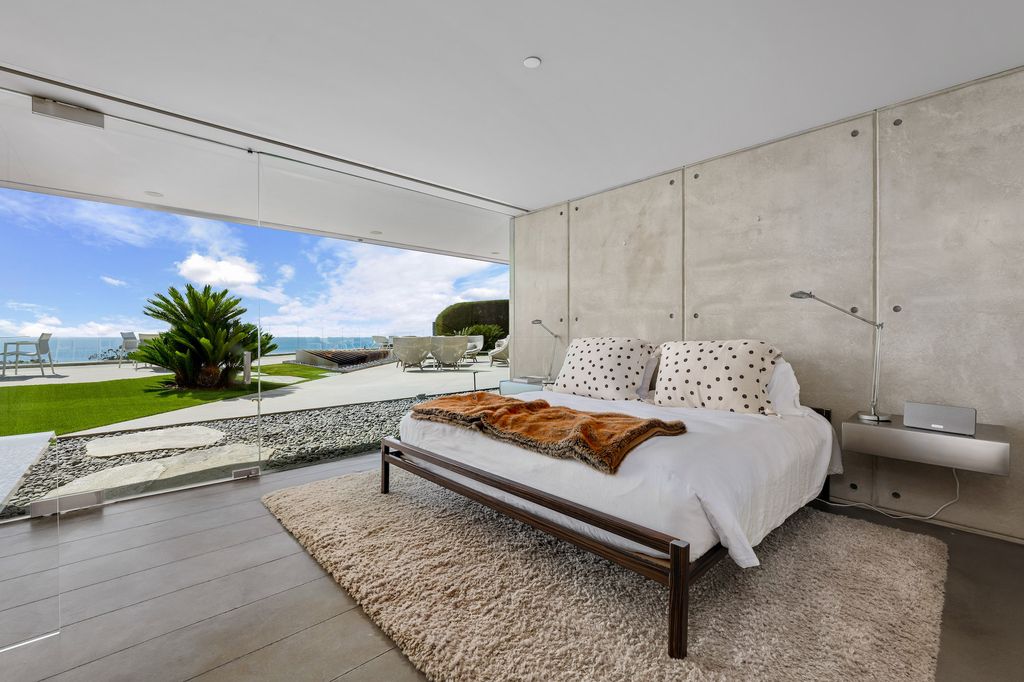 The Crescent House in Encinitas, a trophy property perched on a promontory with explosive panoramic ocean views boasting an ideal combination of the ultimate luxury living with impeccable paramount location quality is now available for sale. This home located at 532 Neptune Ave, Encinitas, California