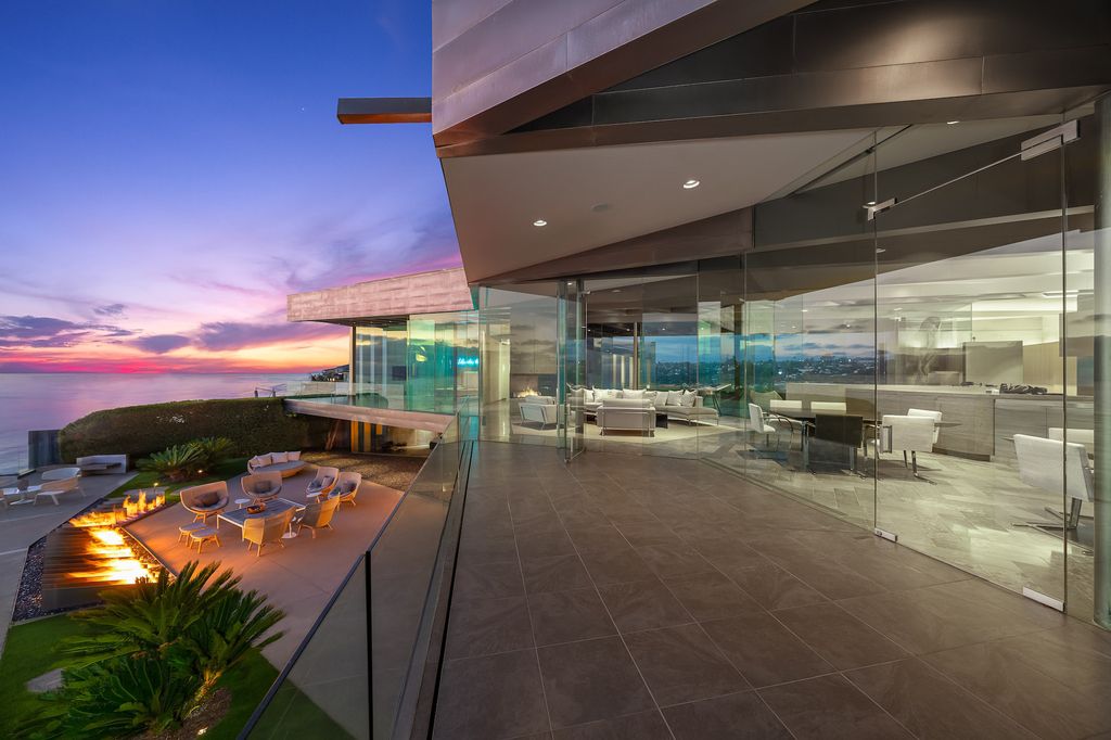 The Crescent House in Encinitas, a trophy property perched on a promontory with explosive panoramic ocean views boasting an ideal combination of the ultimate luxury living with impeccable paramount location quality is now available for sale. This home located at 532 Neptune Ave, Encinitas, California