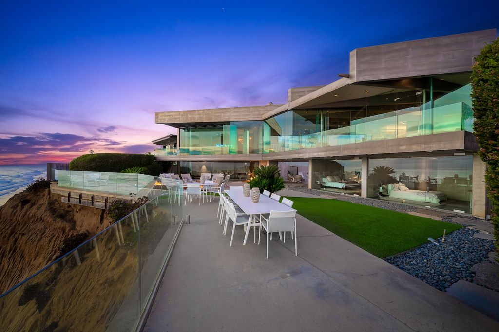 The Crescent House in Encinitas, a trophy property perched on a promontory with explosive panoramic ocean views boasting an ideal combination of the ultimate luxury living with impeccable paramount location quality is now available for sale. This home located at 532 Neptune Ave, Encinitas, California