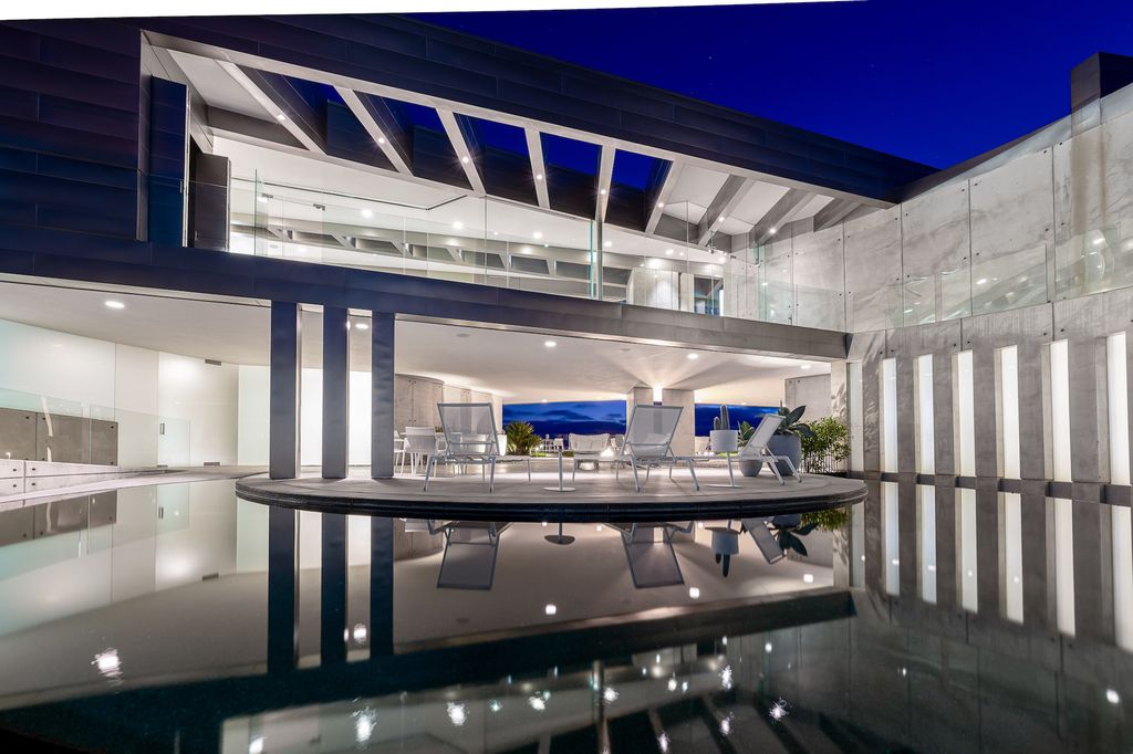 The Crescent House in Encinitas, a trophy property perched on a promontory with explosive panoramic ocean views boasting an ideal combination of the ultimate luxury living with impeccable paramount location quality is now available for sale. This home located at 532 Neptune Ave, Encinitas, California