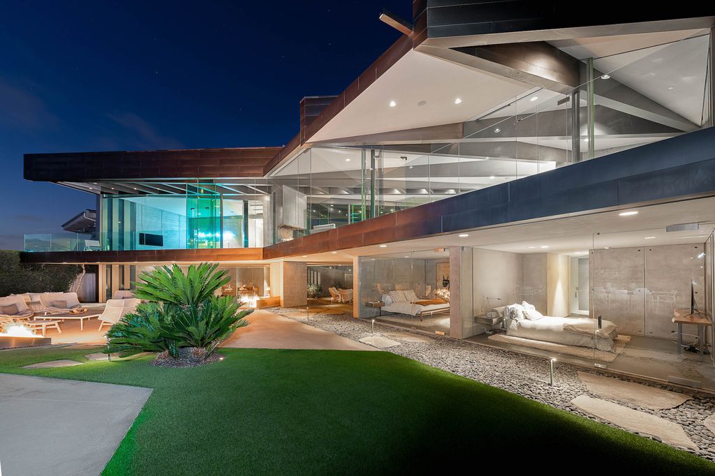The Crescent House in Encinitas, a trophy property perched on a promontory with explosive panoramic ocean views boasting an ideal combination of the ultimate luxury living with impeccable paramount location quality is now available for sale. This home located at 532 Neptune Ave, Encinitas, California