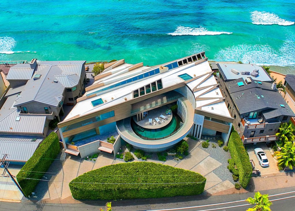 The Crescent House in Encinitas, a trophy property perched on a promontory with explosive panoramic ocean views boasting an ideal combination of the ultimate luxury living with impeccable paramount location quality is now available for sale. This home located at 532 Neptune Ave, Encinitas, California