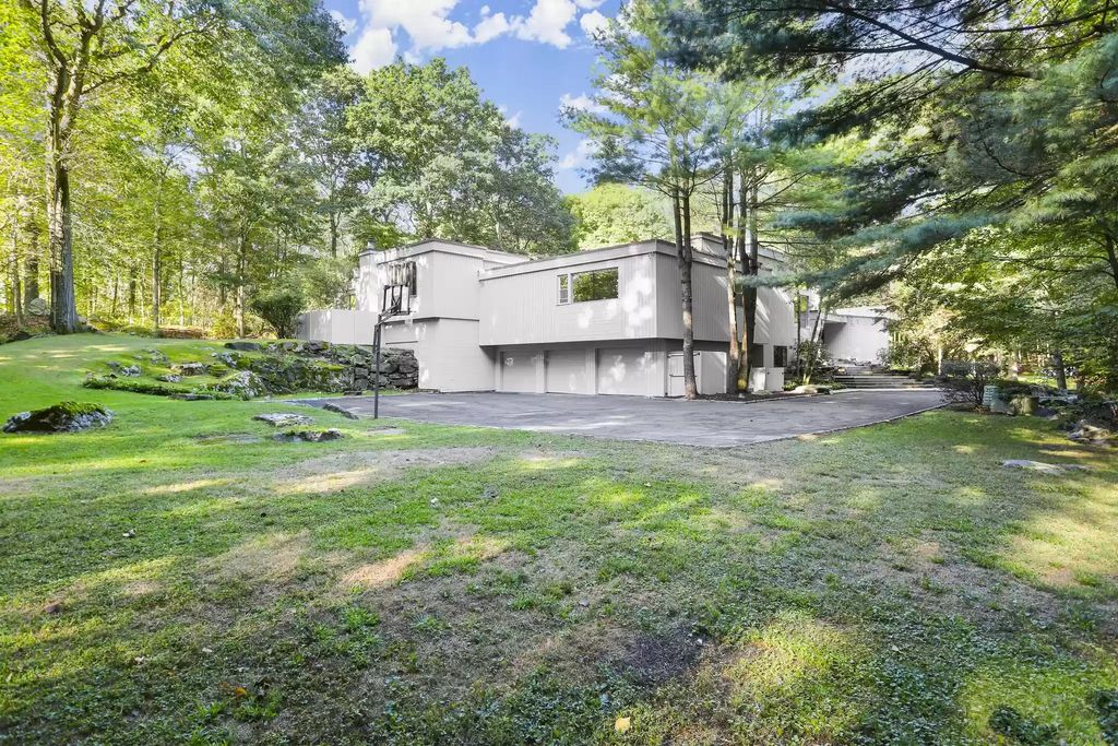 The House in Greenwich blends the verdant outdoors with open living spaces flooded with sunlight, now available for sale. This home located at 48 Lafrentz Rd, Greenwich, Connecticut