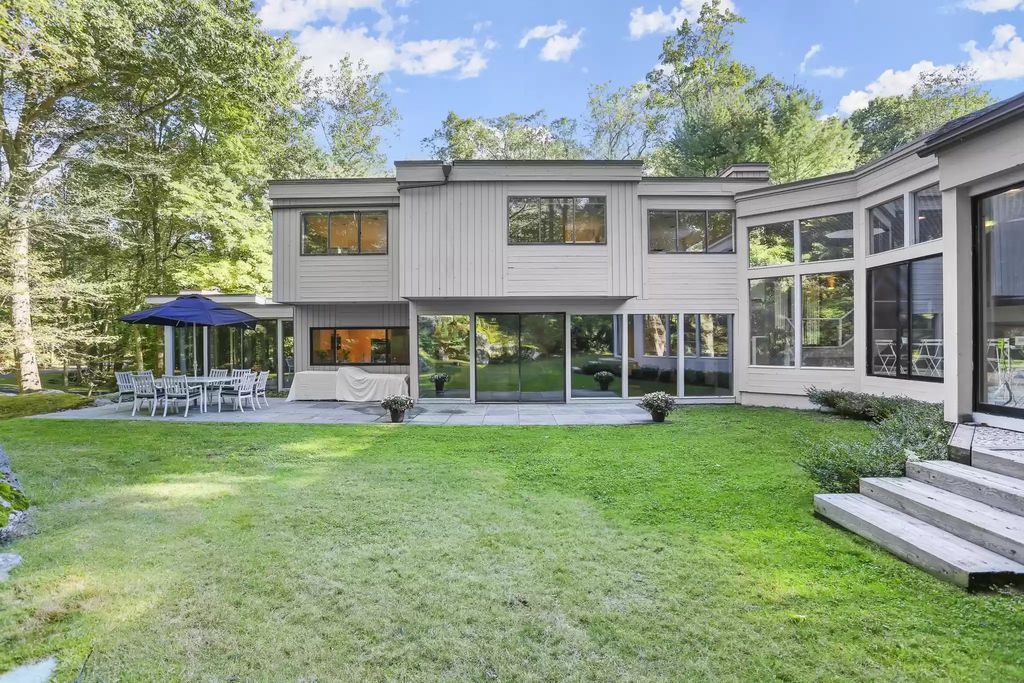 The House in Greenwich blends the verdant outdoors with open living spaces flooded with sunlight, now available for sale. This home located at 48 Lafrentz Rd, Greenwich, Connecticut