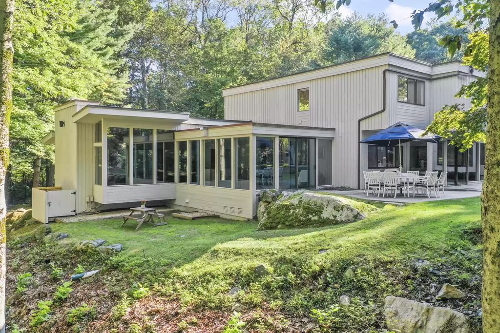 The House in Greenwich blends the verdant outdoors with open living spaces flooded with sunlight, now available for sale. This home located at 48 Lafrentz Rd, Greenwich, Connecticut