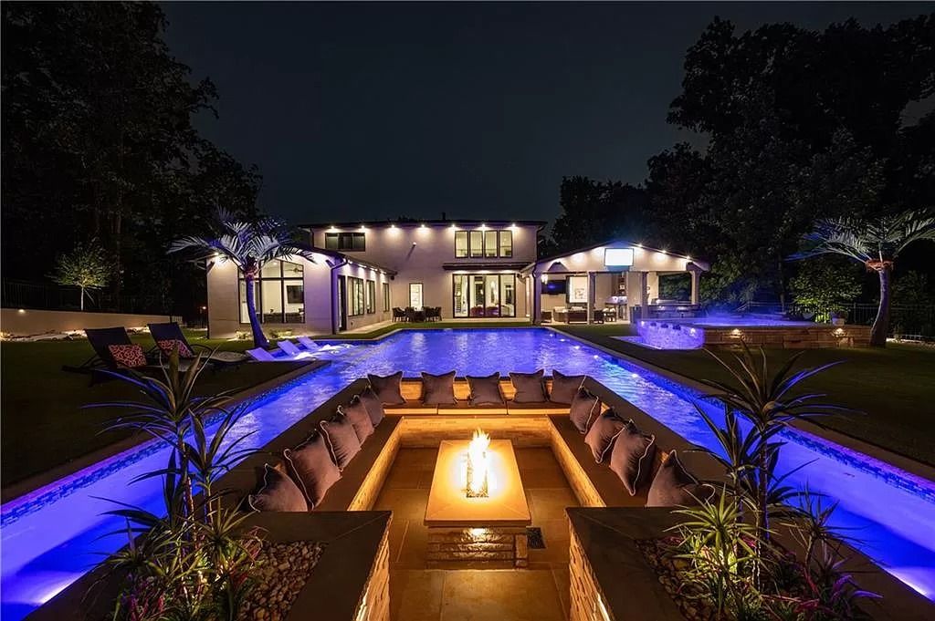 The Estate in Sandy Springs is a luxurious home of quality built with every attention to detail now available for sale. This home located at 1090 Kingston Dr, Sandy Springs, Georgia; offering 06 bedrooms and 08 bathrooms with 1.45 acres of land.