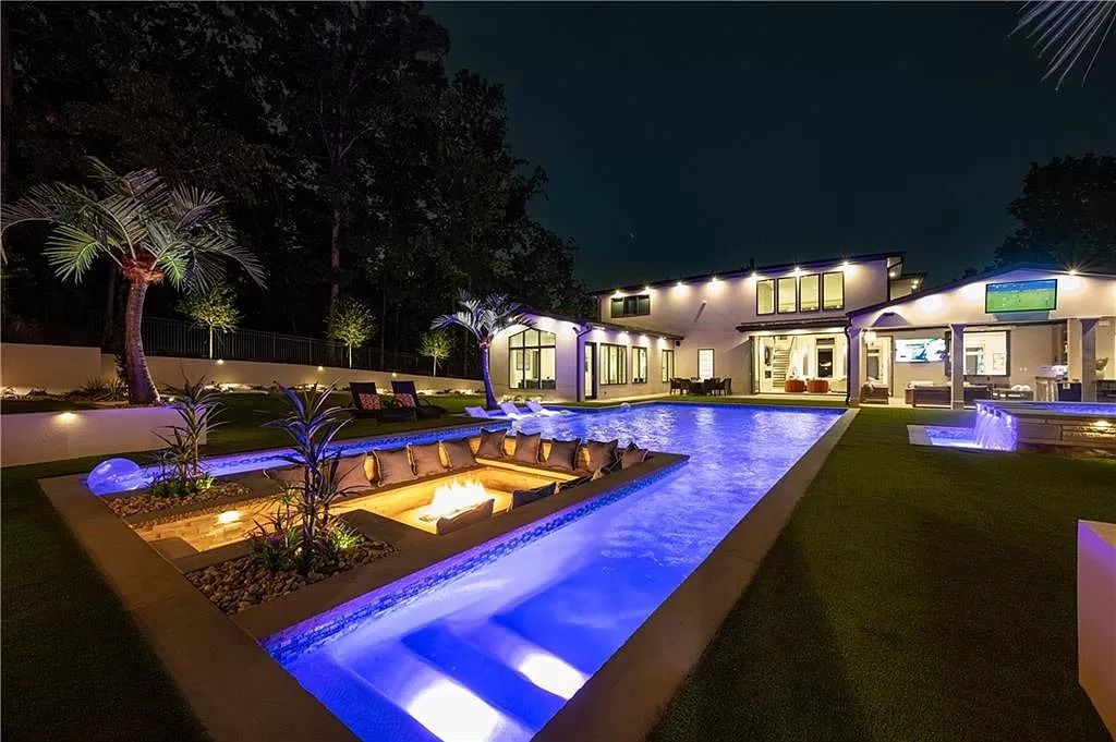 The Estate in Sandy Springs is a luxurious home of quality built with every attention to detail now available for sale. This home located at 1090 Kingston Dr, Sandy Springs, Georgia; offering 06 bedrooms and 08 bathrooms with 1.45 acres of land.
