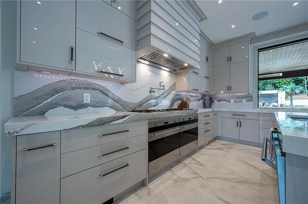 The Estate in Sandy Springs is a luxurious home of quality built with every attention to detail now available for sale. This home located at 1090 Kingston Dr, Sandy Springs, Georgia; offering 06 bedrooms and 08 bathrooms with 1.45 acres of land.