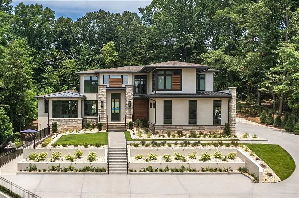 The Estate in Sandy Springs is a luxurious home of quality built with every attention to detail now available for sale. This home located at 1090 Kingston Dr, Sandy Springs, Georgia; offering 06 bedrooms and 08 bathrooms with 1.45 acres of land.
