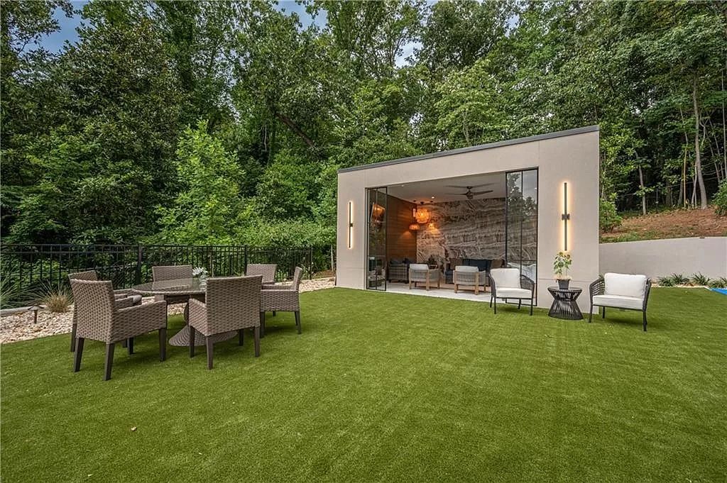 The Estate in Sandy Springs is a luxurious home of quality built with every attention to detail now available for sale. This home located at 1090 Kingston Dr, Sandy Springs, Georgia; offering 06 bedrooms and 08 bathrooms with 1.45 acres of land.