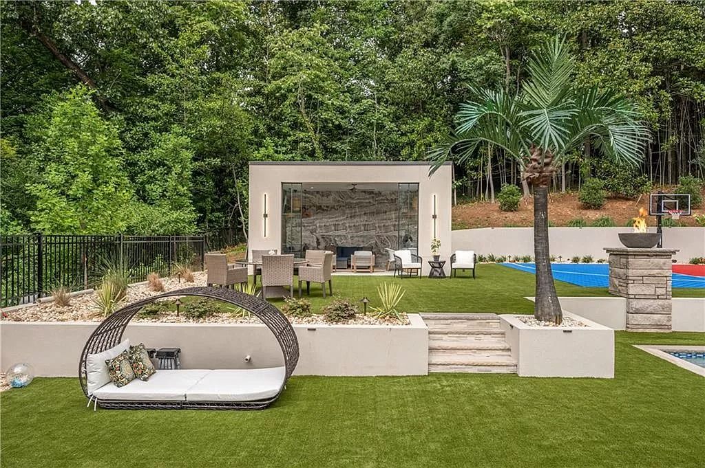 The Estate in Sandy Springs is a luxurious home of quality built with every attention to detail now available for sale. This home located at 1090 Kingston Dr, Sandy Springs, Georgia; offering 06 bedrooms and 08 bathrooms with 1.45 acres of land.